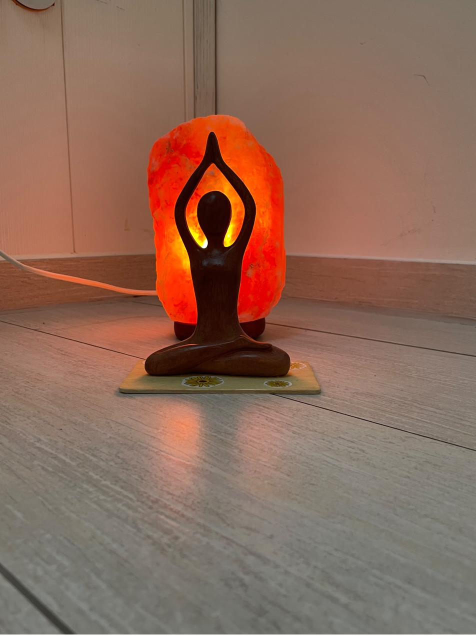 Salzlampe und Meditationsfigur im Studio