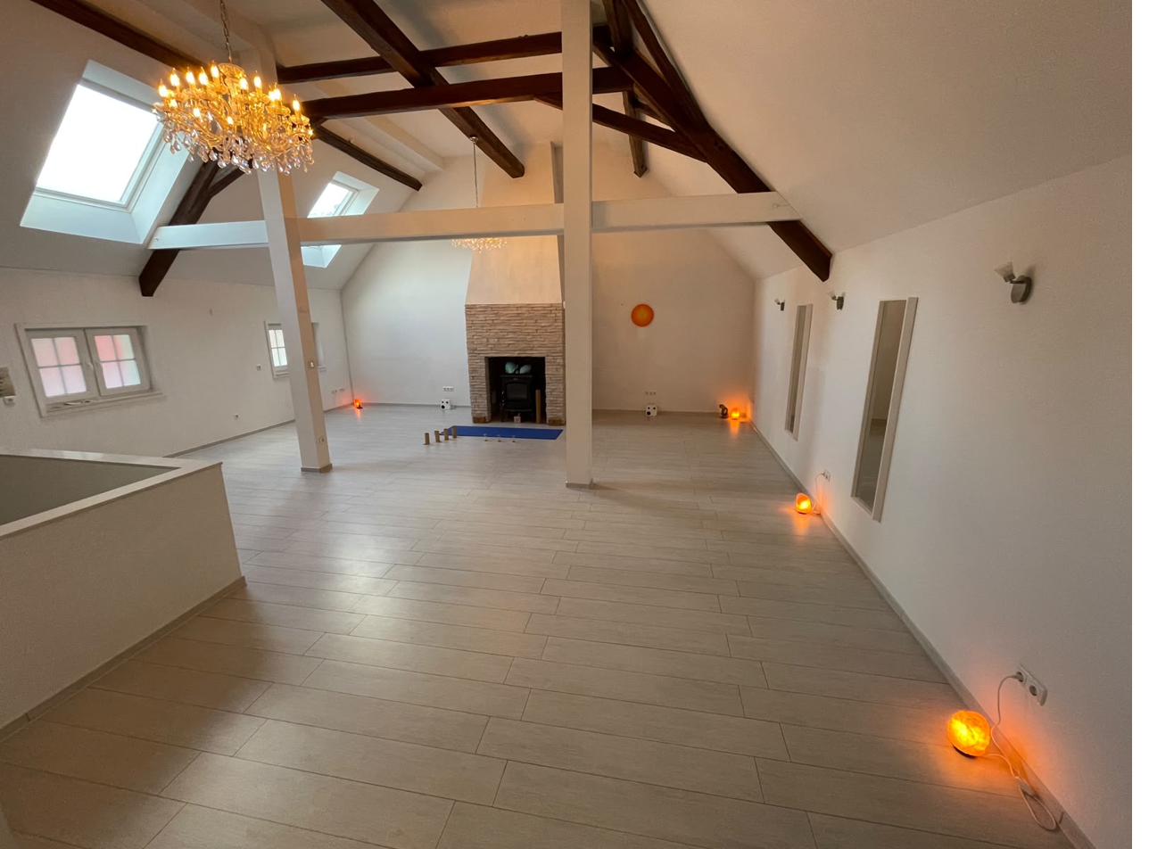Regal mit Yogakissen, Bolstern und Decken im Studio