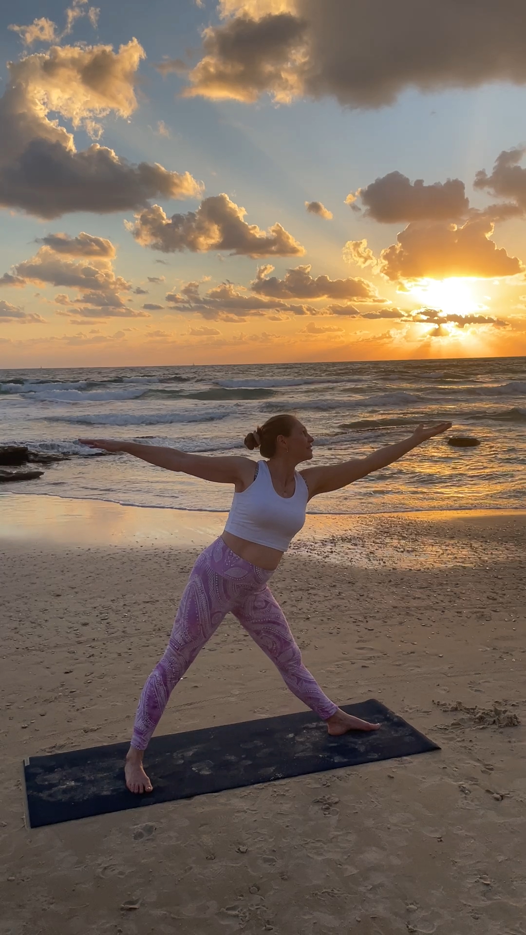 Stefanie Petter praktiziert Yoga am Strand im Sonnenuntergang